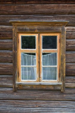 Eski bir ahşap binanın eski penceresi.