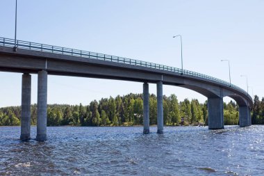 Yazın Kalkkinen, Finlandiya Kymijoki nehri üzerindeki beton köprü.