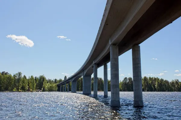 Yazın Kalkkinen, Finlandiya Kymijoki nehri üzerindeki beton köprü.