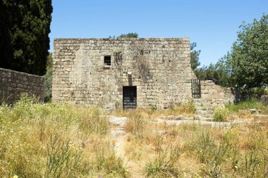 Eski terk edilmiş bir bina, baharda Filerimos Manastırı, Rodos, Yunanistan.