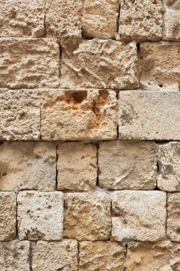 Yıpranmış ortaçağ taş duvarının yüzeyi rafa kaldırılıp harabeye dönecek..