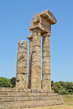 Apollo tapınağı baharda açık havada harabe, Rodos Akropolü, Yunanistan.