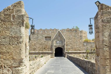 Baharda güneşli havalarda Agios Ioannis (St. John) kapısı, Rodos kalesi, Yunanistan.