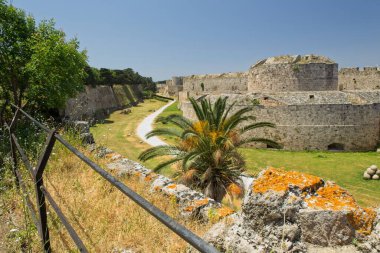 Baharda güneşli havalarda Rodos kale duvarının manzarası, Yunanistan 'ın Rodos antik kenti.