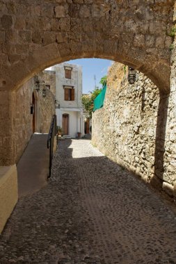 Baharda açık havada tarihi sokak manzarası, Eski Rodos Kasabası, Yunanistan.