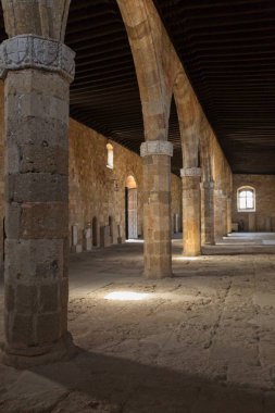 Binanın içinde ahşap tavanlı taş kemerler, Eski Rodos Kasabası, Yunanistan.