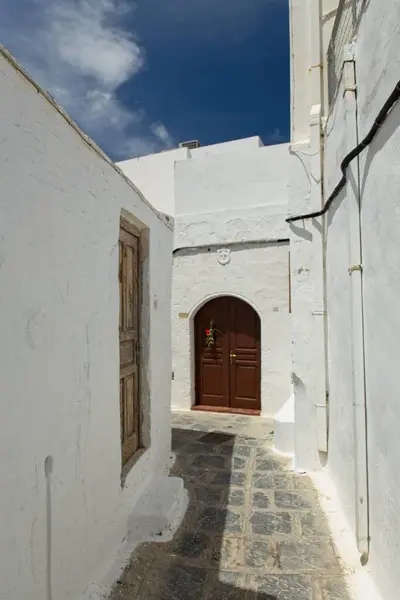 Narrow Street View White Building Walls Town Lindos Sunny Weather — Stock Photo, Image