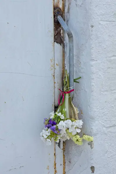 Closeup Flower Bouquet Hanging Door Handle Town Lindos Rhodes Greece — Stock Photo, Image