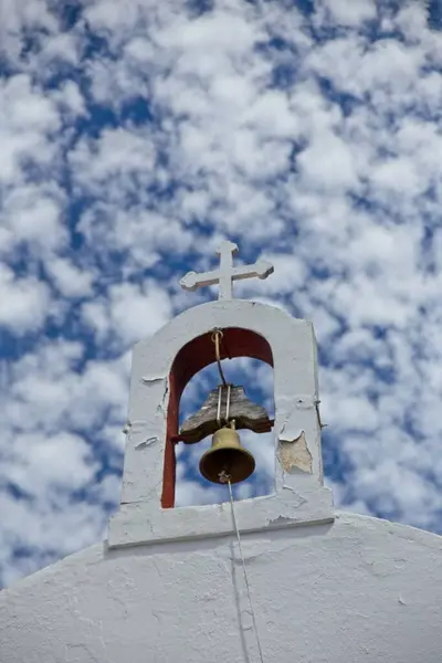 Közeli Tipikus Görög Fehérre Meszelt Harangtorony Egy Kereszt Tetején Felhők — Stock Fotó