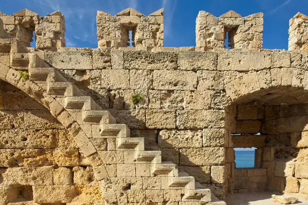 Güneşli bir günde Rodos kale duvarının ve merdivenlerin manzarası, Yunanistan 'ın Rodos antik kenti.