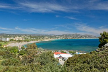 Güneşli havalarda kumlu plajlı Kolymbia şehri manzarası, Rodos, Yunanistan.