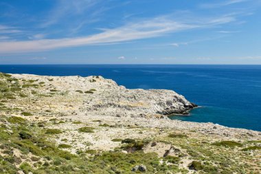 Kolymbia, Rodos, Yunanistan yakınlarındaki Kolymbia Kayası 'ndan güneşli havada berrak suyla manzara.