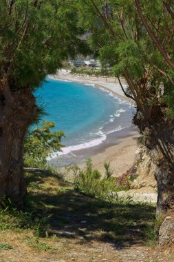Güneşli havalarda Kolymbia kasabasındaki sahil manzarası, Rodos, Yunanistan.