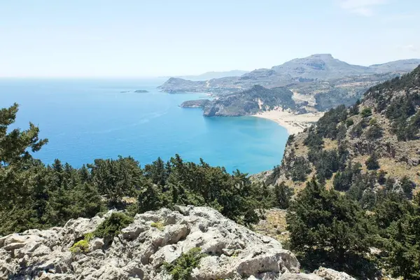 Güneşli bahar havasında kumlu Tsambika plajı, Kolymbia, Rodos, Yunanistan.