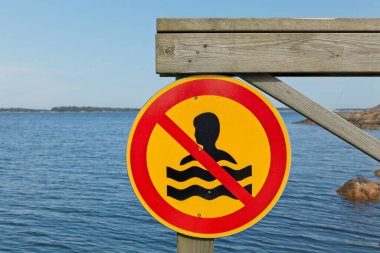 Rovaren, Espoo, Finlandiya 'da iskelede yüzme işareti yok..