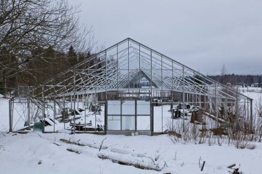 Kışın kırık camlı bir seranın kalıntıları..