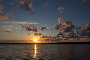 Yaz mevsiminde deniz kıyısında güneşli ve bulutlu bir havada, Rymttyl, Finlandiya.