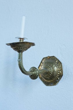 Taş duvardaki eski metal mum tutacağı..