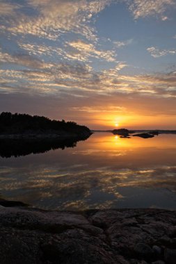 Yazın Birskar adasında gün batımında gökyüzünde bulutlar, Parainen, Finlandiya.
