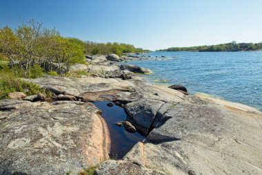 Jungfruskar, Archipelago Ulusal Parkı, Finlandiya 'da Rocky sahili..