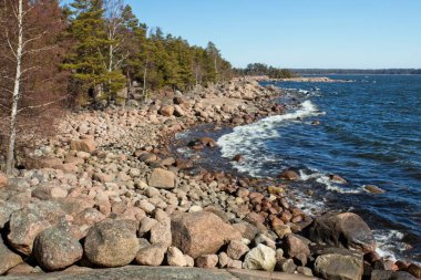Varlaxudden dinlenme alanındaki kayalık deniz manzarası, Emasalo, Finlandiya.