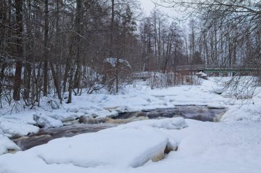 Kışın nehir manzarası, Nukarinkoski, Finlandiya.