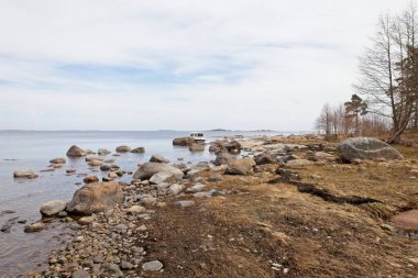 Finlandiya 'nın Doğu Körfezi Ulusal Parkı' ndaki Kilpisaari adasında Rocky sahili..