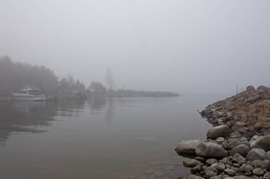 Finlandiya, Pyhtaa 'daki Kaunissaari adasında sisli cennet manzarası.