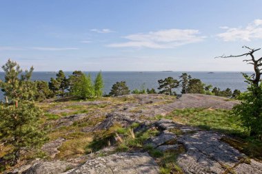 Kaparen, Espoo, Finlandiya 'daki kayalık sahil manzarası.