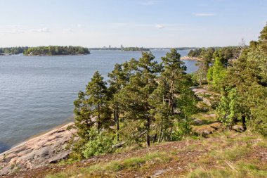 Kaparen, Espoo, Finlandiya 'daki kayalık sahil manzarası.