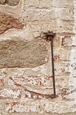 Taş duvarda eski metal kapı kancası..