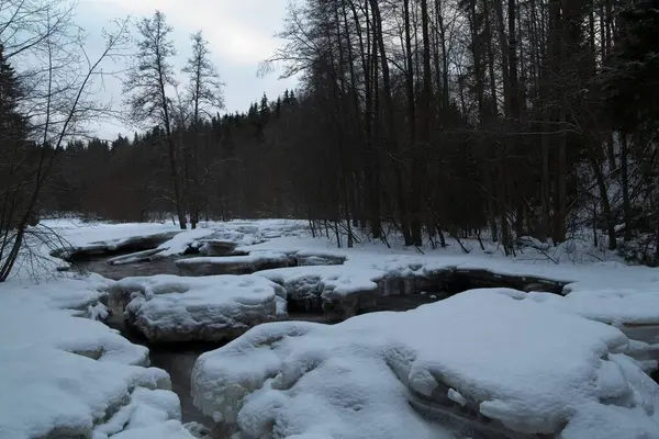 Kışın nehir manzarası, Nukarinkoski, Finlandiya.