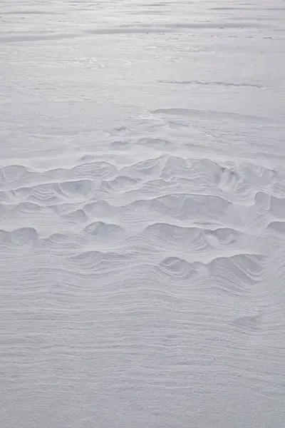 Yerde kar desenleri olan kış manzarası.