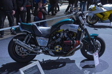 Pasila, Helsinki, Finlandiya - 2.3.2024: Messukeskus Helsinki 'deki MP 24 Motosiklet Fuarı' nda (Fuar ve Kongre Merkezi) özel Yamaha Vmax 1200 motosiklet sergileniyor).