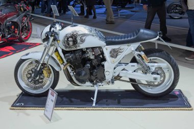 Pasila, Helsinki, Finlandiya - 2.3.2024: Özel Salla Suzuki Inazumi 750 motosiklet Messukeskus Helsinki 'deki MP 24 Motosiklet fuarında sergileniyor (Fuar ve Kongre Merkezi)).