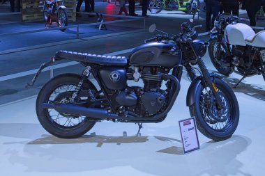 Pasila, Helsinki, Finlandiya - 2.3.2024: Messukeskus Helsinki 'deki MP 24 Motosiklet Fuarında Özel Triumph Ace Cafe motosikleti sergileniyor (Fuar ve Kongre Merkezi)).