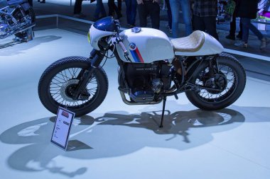 Pasila, Helsinki, Finlandiya - 2.3.2024: Messukeskus Helsinki 'deki MP 24 Motosiklet Fuarında klasik BMW R80 / 7 motosiklet sergileniyor (Fuar ve Kongre Merkezi)).