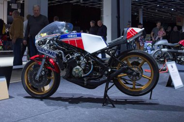 Pasila, Helsinki, Finlandiya - 2.3.2024: Klasik Racing Yamaha 530 Sankito (replica) motosikleti Messukeskus Helsinki 'deki 24. Motosiklet fuarında sergileniyor (Fuar ve Fuar Merkezi)).