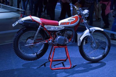 Pasila, Helsinki, Finlandiya - 2.3.2024: Klasik Racing Yamaha TY 175 525 Deneme motosikleti Messukeskus Helsinki 'deki 24. Motosiklet Fuarı' nda sergilenmektedir (Fuar ve Fuar Merkezi)).