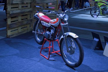 Pasila, Helsinki, Finlandiya - 2.3.2024: Klasik Racing Yamaha TY 175 525 Deneme motosikleti Messukeskus Helsinki 'deki 24. Motosiklet Fuarı' nda sergilenmektedir (Fuar ve Fuar Merkezi)).