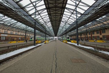 Helsinki, Finlandiya 2 Şubat 2022: Helsingin rautatieasema, merkez tren istasyonunda uzun mesafeli trenler için platformlar.