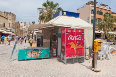 Chania, Girit, Yunanistan 14 Mayıs 2019: İlkbaharda Chania 'da büfe manzarası.