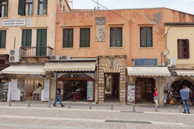 Chania, Girit, Yunanistan 14 Mayıs 2019: Baharda Chania 'da sokak manzarası.