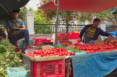 Chania, Girit, Yunanistan: 15 Mayıs 2019: Baharda Chania 'da yerel ürün satan açık sokak pazarı.