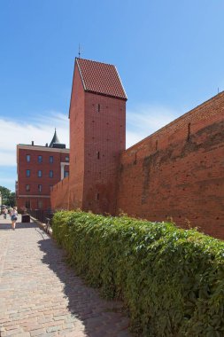 Riga, Letonya 23 Haziran 2019: Yazın Riga Eski Kasabası 'ndaki eski güçlendirilmiş duvar manzarası.