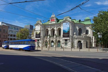 Riga, Letonya 24 Haziran 2019: Yaz aylarında Riga şehri sokak manzarası.