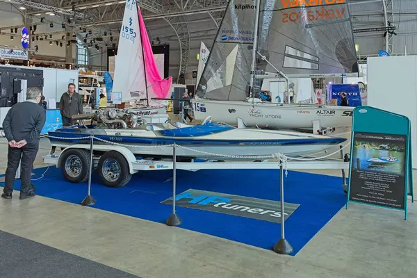 Pasila, Helsinki, Finlandiya - 2.14.2024: Vene Bt (Tekne) 2024 'te Messukeskus Helsinki (Fuar ve Kongre Merkezi) fuarında Carrera Boats ft 19 tekne sergileniyor).