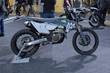 Pasila, Helsinki, Finlandiya - 2.3.2024: Husqvarna FE 350 Pro motosiklet, Messukeskus Helsinki 'deki 24.).