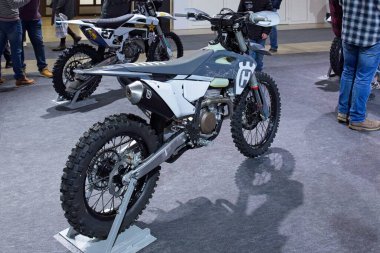 Pasila, Helsinki, Finlandiya - 2.3.2024: Husqvarna FE 350 Pro motosiklet, Messukeskus Helsinki 'deki 24.).