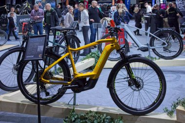 Pasila, Helsinki, Finlandiya - 2.3.2024: Messukeskus Helsinki 'deki MP 24 Motosiklet Fuarında 8 elektrikli bisiklet sergileniyor (Fuar ve Kongre Merkezi)).